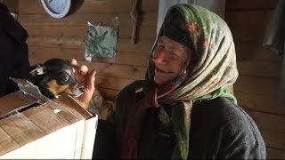 К отшельнице на вертолёте: Агафье Лыковой доставили продукты и подарили щенка
