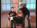 Niño de 6 años toca guitarra