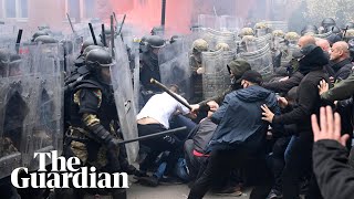 Натовцы оттаскивают своих раненных бойцов после столкновения с сербами на севере Косово
