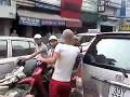 A bad guy resolved traffic jam with stick - Giang hồ xử lý ùn tắc giao thông A bad guy resolved traffic jam with stick - Giang hồ xử lý ùn tắc giao thông