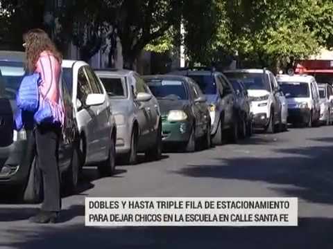 Las dobles filas de autos en escuelas siguen siendo un problema en el tránsito