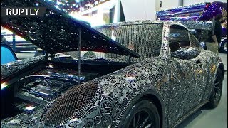 Porsche как предмет искусства: художники собрали машину из металлолома