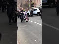 Un policier sur une motocross confisquée (New York) Un policier sur une motocross confisquée (New York)