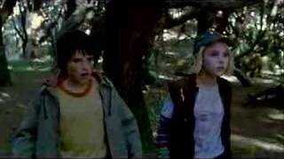 Trailer castellano "Un puente hacia Terabithia"