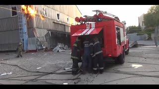 Настоящие герои. Донецкие бойцы МЧС тушат пожары под обстрелом