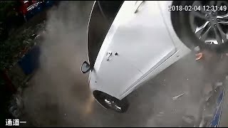 В Китае автомобиль вылетел со второго этажа парковки, проломив стену