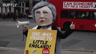Протестующие в Лондоне представили Терезу Мэй в образе диктатора