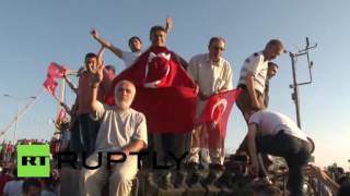 Сторонники Эрдогана празднуют конец мятежа на танках, оставленных сдавшимися военными