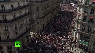 В Париже десятки тысяч человек вышли на акцию протеста против Макрона
