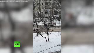 В Севастополе школьники помогли троллейбусу и грузовику преодолеть обледеневшую горку (25.02.2019 23:29)