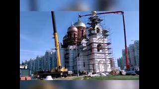 Возведение креста на купол храма Александра Невского в Новой Москве