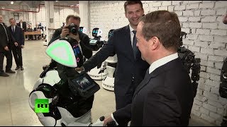 Дмитрий Медведев поздоровался со знакомым роботом во время рабочего визита в Пермь (03.04.2019 12:37)