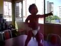 Bebe Brazileño bailando samba