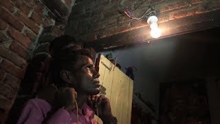220 вольт на завтрак: житель Индии питается электричеством вместо еды