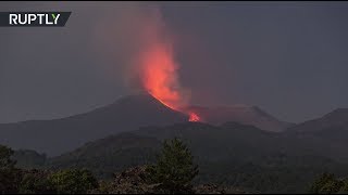 Огонь и ярость: видео извержения вулкана Этна в Италии