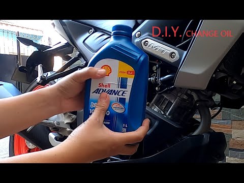 ¿Cómo cambiar el aceite del motor en la Yamaha MT-15?