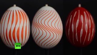 Тонкая работа: мини-робот рисует красивые и сложные узоры на пасхальных яйцах