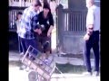 Hombre se lleva a una borracha en su carretilla