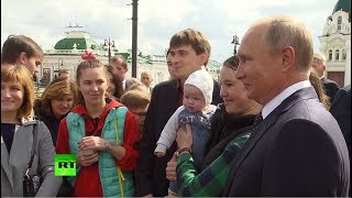 Владимир Путин пообщался с жителями Омска и расписался в дневниках школьников