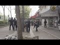 Un policier lance un pavé sur les manifestants Un policier lance un pavé sur les manifestants