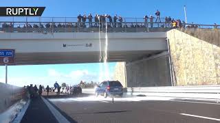 В Италии фермеры выливают молоко на проезжающие под мостом автомобили в знак протеста (14.02.2019 09:52)