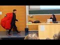 RENTRER DANS UNE ÉCOLE AVEC UN SAC A DOS GÉANT RENTRER DANS UNE ÉCOLE AVEC UN SAC A DOS GÉANT