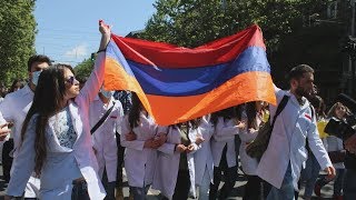 “Серж ушел”: Армения празднует отставку Саргсяна