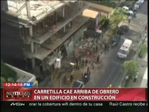 Carretilla cae arriba de obrero en un edificio en construcción