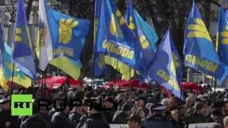 В Киеве сторонники партии «Свобода» пикетируют здание Рады, требуя отставки Арсения Яценюка