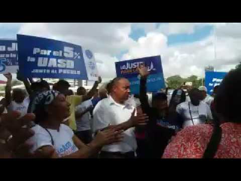 Empleados y profesores de la Universidad Autónoma de Santo Domingo -UASD- marchan este miércoles  hacia el Palacio Nacional, a fin de que el Consejo de Gobierno trate el tema del aumento del 5% en el presupuesto para la academia.