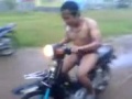 Photo Video Konyol Orang Gila Naik Motor Sambil Telanjang
