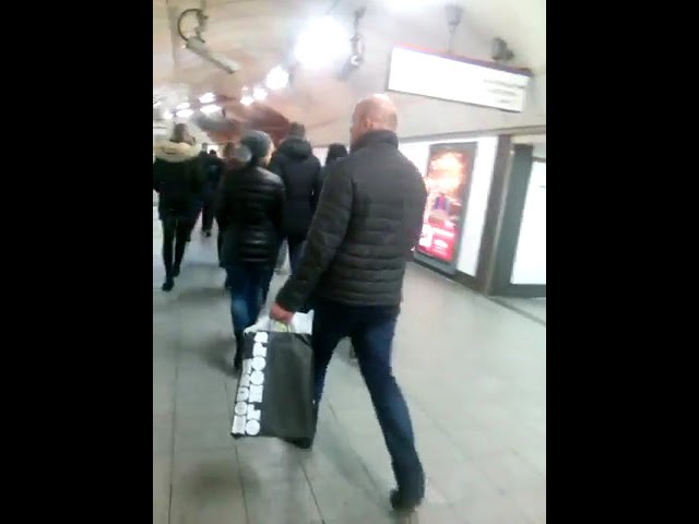 filmik Solo mistrzów na stacji metra w Londynie