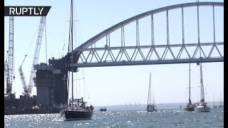 Под аркой Крымского моста прошли около 200 яхт