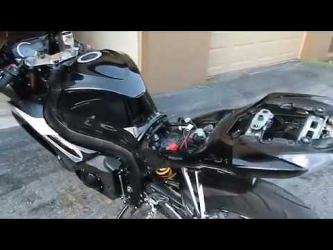 Come cambiare la batteria della Suzuki GSX-R 1000