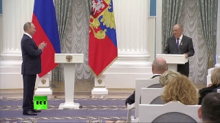 Владимир Путин вручает звезды Героев труда в Кремле