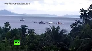 В Микронезии Boeing 737 сел на воду: видео с места происшествия