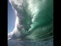Surfeur filme l’intérieur d’une énorme vague Surfeur filme l’intérieur d’une énorme vague