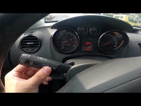 Come si naviga attraverso il display del tachimetro in una Opel Meriva II (2010 � 2017)