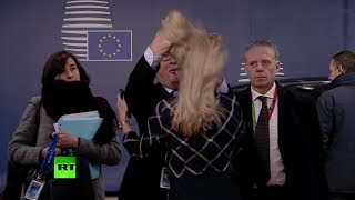 Юнкер потрепал чиновницу за волосы и кинул бумаги на пол во время саммита ЕС