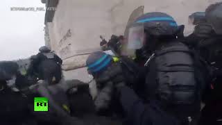 Нательная камера полицейского засняла беспорядки у Триумфальной арки в Париже