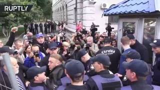 Активисты запугивают пришедших проголосовать к посольству в Киеве россиян