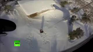 Съёмка с вертолёта: военные Греции спасли двух человек с парализованного снегом острова Эвбея