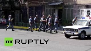 В Ереване группа вооруженных людей захватила в заложники полицейских, один погиб