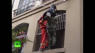 Пожарные спасли повисшего на высоте третьего этажа пожилого мужчину