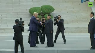 Трамп и Ким Чен Ын пожали друг другу руки на границе КНДР и Южной Кореи — видео (30.06.2019 18:07)