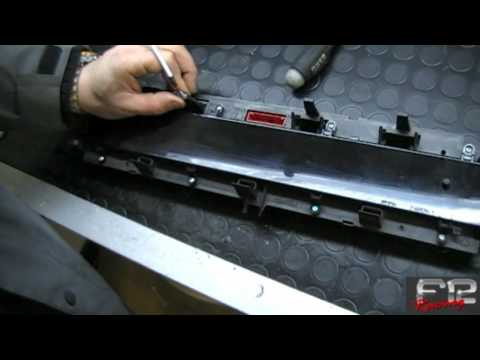 Come si ripara il quadro strumenti del cruscotto in una Renault Scenic