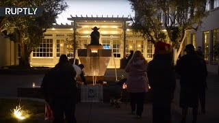 Фанаты «Звёздных войн» организовали у фонтана Йоды импровизированный мемориал памяти Кэрри Фишер