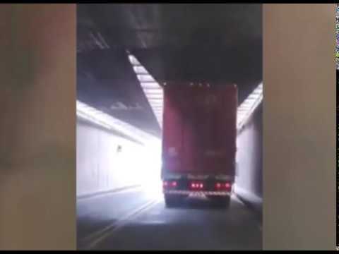 Un camión roza el techo del Túnel Subfluvial por su excesiva altura