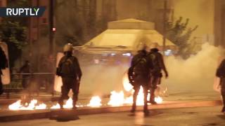 Полицию закидали «коктейлями Молотова» на антиправительственном митинге в Афинах