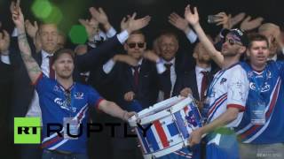 В Рейкьявике сборную Исландии по футболу встретила многотысячная толпа фанатов